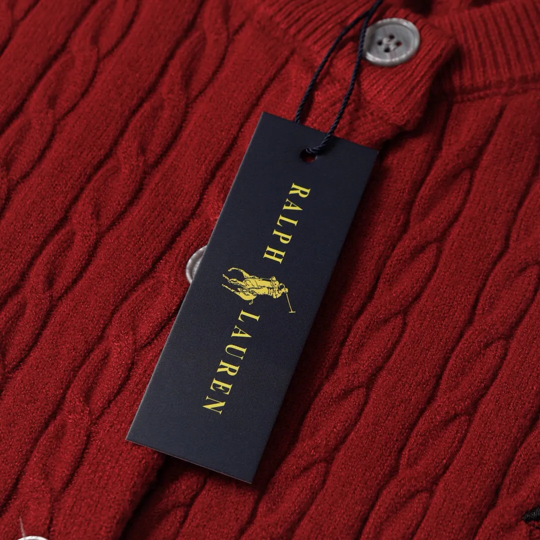 P166 Style No.: 602 -Ralph Lauren RL cardigan with classic war horse logo embroidery on the chest, long-sleeved sweater sweater jacket -The item is made of custom-dyed and custom-spun yarn, purchased from the original version. A full set of customized accessories. Details determine success or failure. Heavy new autumn and winter style. The weight of the item is as high as 800 grams. It is soft and delicate and does not tie the body. The upper body effect is very nice. Loose fit. Women's style. -Color: black, off-white, milk tea, light gray, dark gray. Navy blue red khaki red - Size: S / M / L S size 80-100 catties M size 100-120 catties Large size 120-135 catties